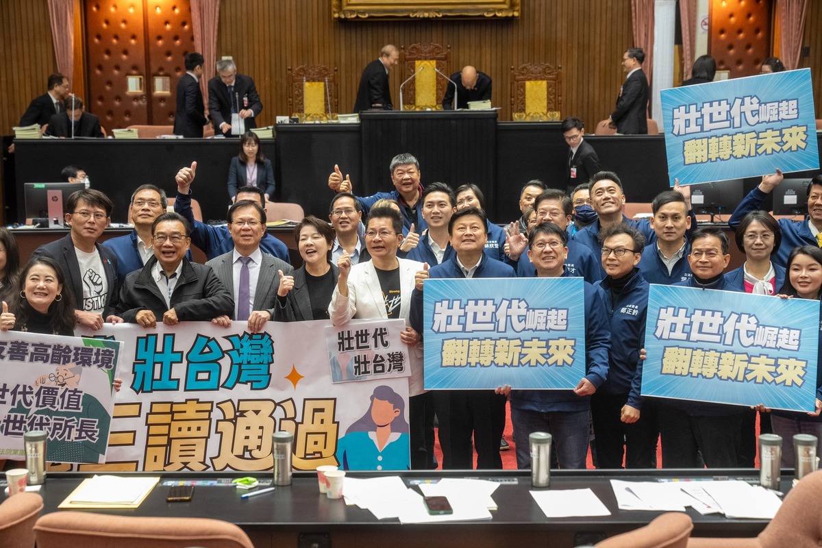 立法院三讀通過《壯促法》時，朝野黨團立委爭相合照。 圖：擷自吳春城臉書