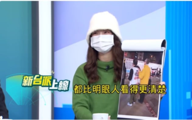 「山除薇害」志工哽咽表示，幫視障朋友填資料的志工說，當晚他失眠了，因為感動、也很難過，「怎麼連看不到的人，都比明眼人看得更清楚....」。 圖：截自新台派上線直播