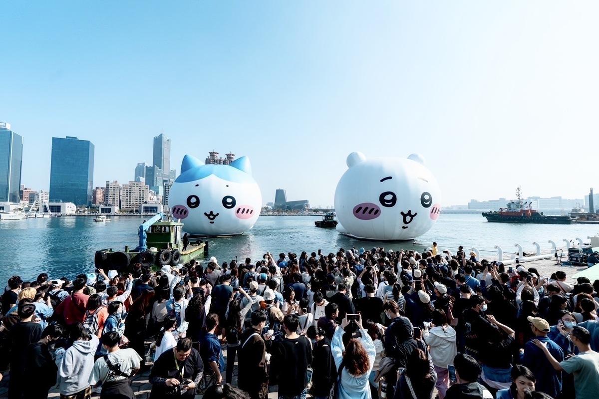 大批民眾一起到愛河灣迎接吉伊卡哇、小八貓蒞臨。 圖：高雄市觀光局提供