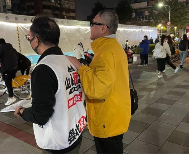 「山除薇害」志工表示，連署人潮擠爆，視障、聽視朋友也站出來了，讓他們既感動又難過....。 圖：取自山除薇害—罷免王鴻薇臉書