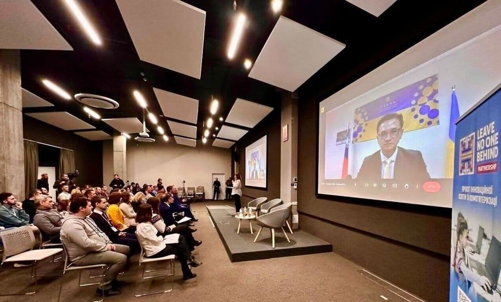 台灣與烏克蘭合作數位課程教育訓練計畫，1月24日舉行結業典禮，駐波蘭代表劉永健與烏克蘭議員克尼茨基代表致詞。 圖/駐波蘭代表處提供