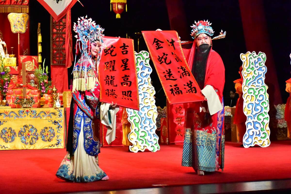 〈天官賜福〉灑下隆重的祝福，象徵賜予福氣與吉祥。 圖：台灣豫劇團提供