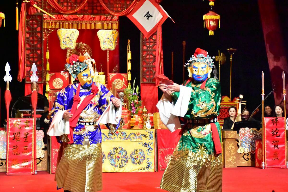 〈財神獻寶〉興現場熱鬧的互動為整場演出帶來歡樂高潮。 圖：台灣豫劇團提供