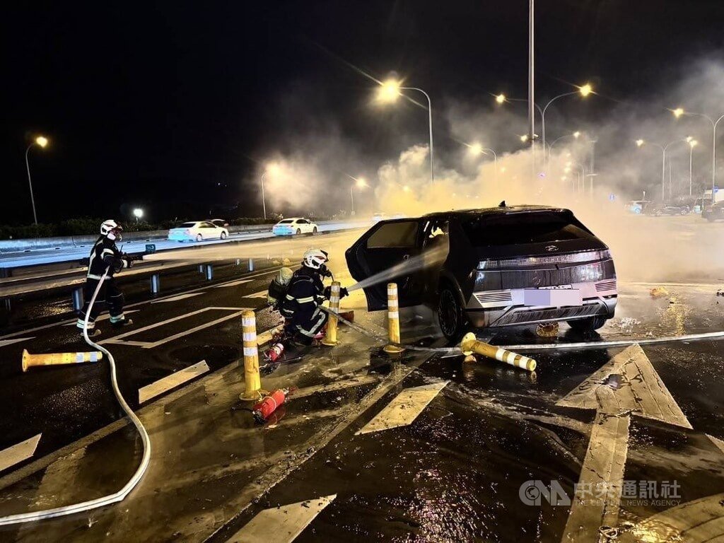 桃園市政府消防局25日晚間接獲報案，指國道1號楊梅休息站有車輛起火燃燒，消防人員到場搶救，初步了解現場疑為電動車自撞分隔島，總共有8名患者，其中5人被救出時無呼吸心跳、送醫搶救中。 圖：中央社（翻攝照片）