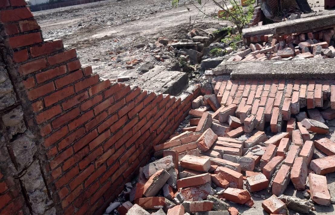 亞洲新灣區特倉區廠房在嘉義大地震後出現圍牆坍塌災情。 圖：孫家銘翻攝