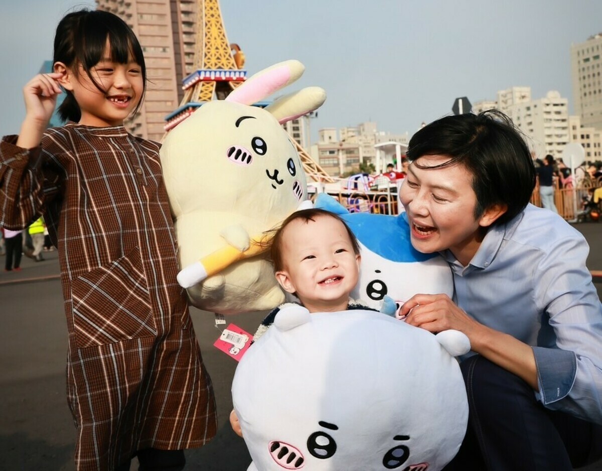 林岱樺(右)與小朋友及「吉伊卡哇」可愛布偶合影。 圖：林岱樺服務團隊提供