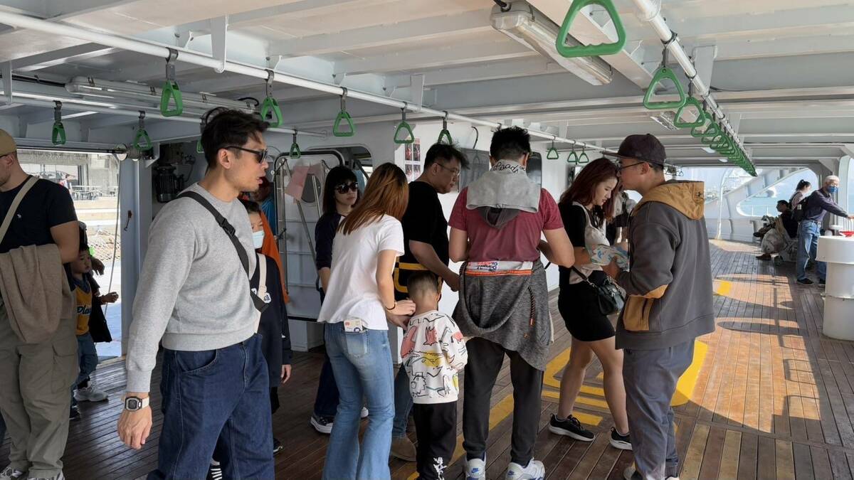 搭「吉伊卡哇」主題彩繪渡輪遊覽高雄港美麗景致。 圖：高雄市輪船公司／提供