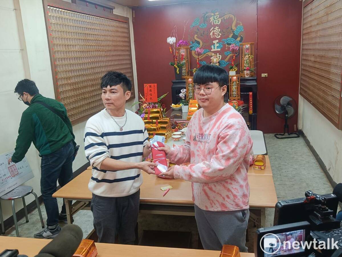 顏姓青年捐出10萬元幫助工學福德祠重建。 圖：唐復年/攝