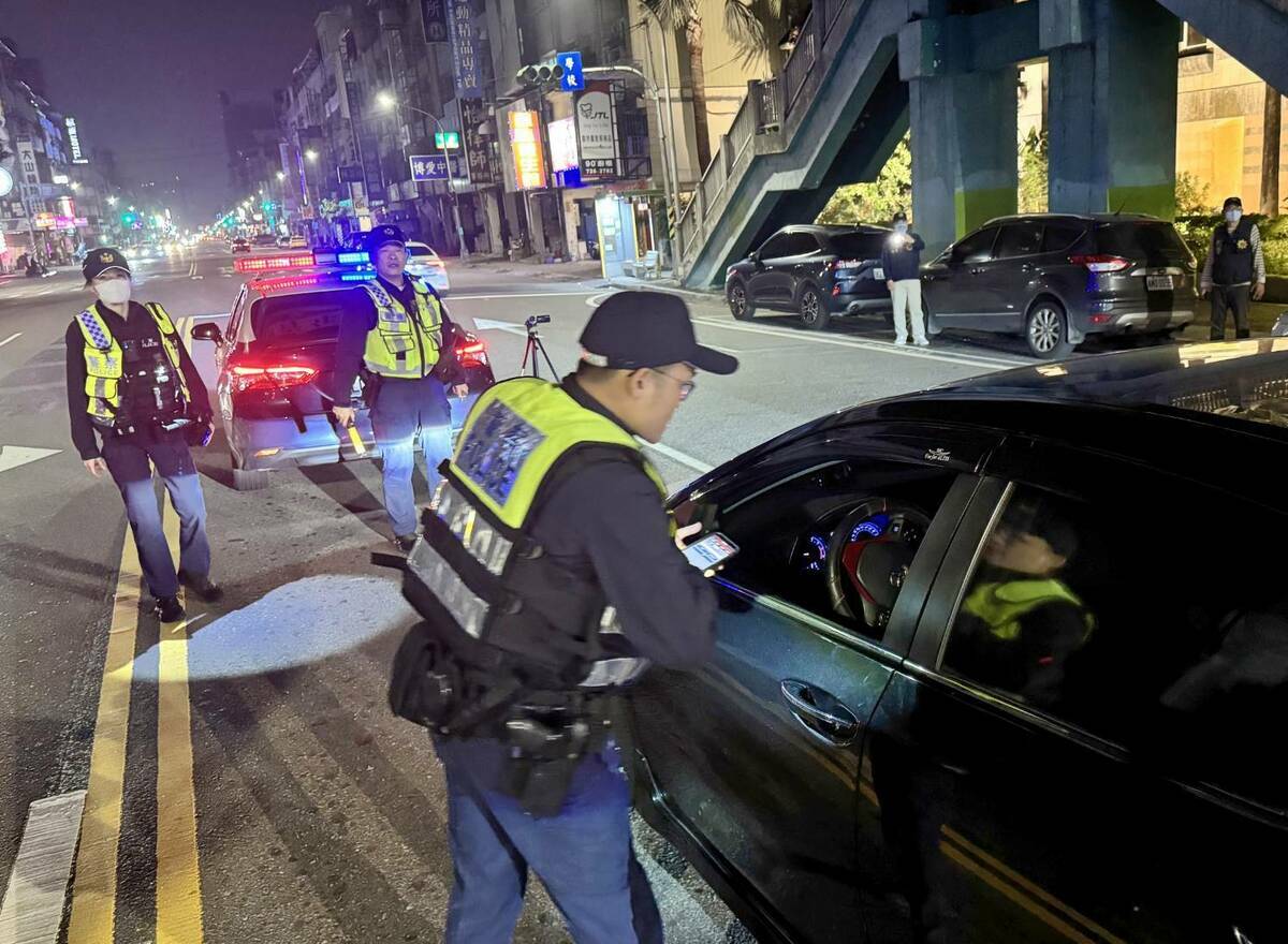 高市警在主要聯外幹道進行路口攔檢。 圖：高雄市政府警察局提供