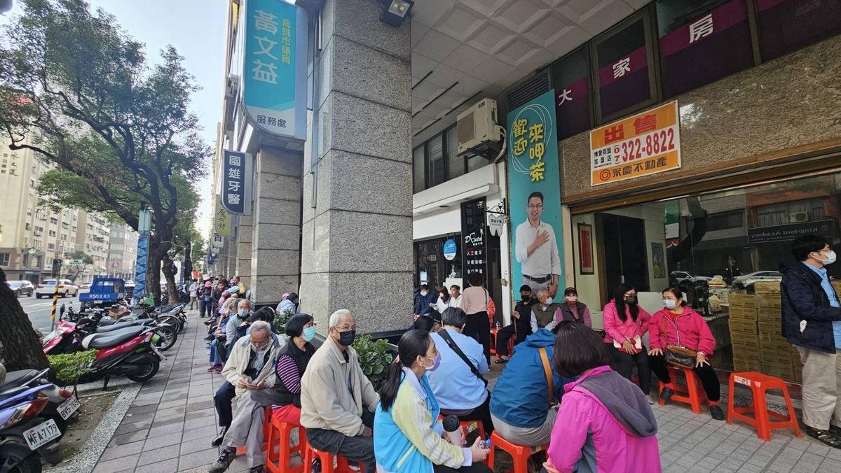在黃文益服務處領取賴清德及陳其邁一元福袋的人潮前後綿延超過500人。 圖：民進黨高雄市黨部提供