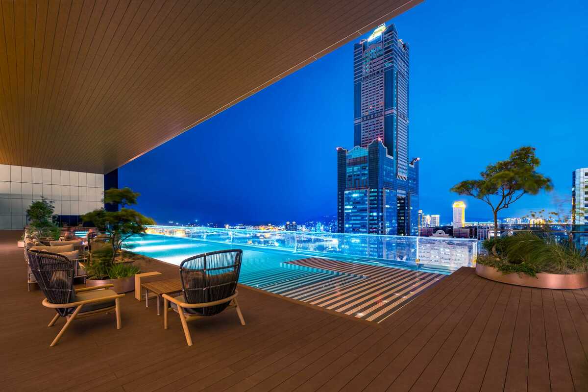 承億酒店擁有全台唯一最美高空懸挑無邊際透明泳池。 圖：承億酒店提供