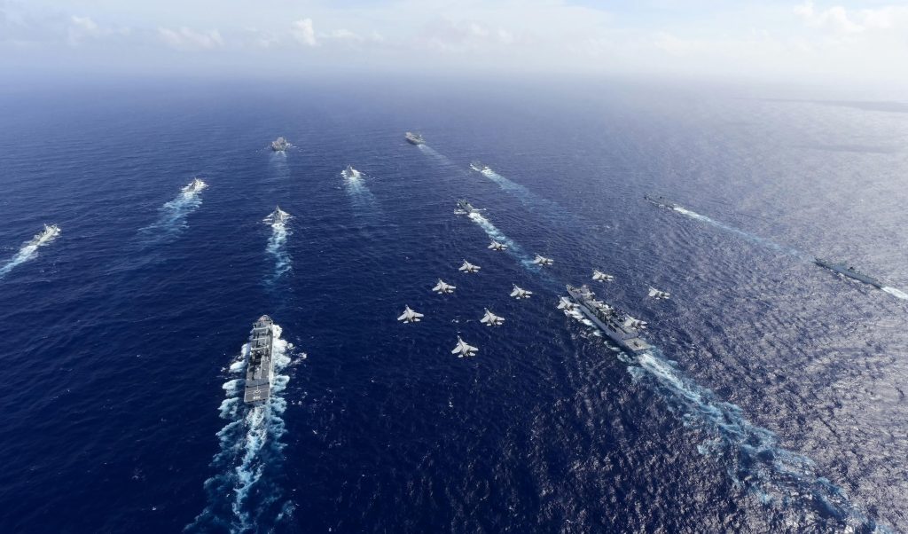 圖為2024年10月下旬，中國海軍「遼寧」艦隊進行遠洋實戰訓練，並與「山東」艦隊展開首次雙航母艦隊的聯合訓練。正常來說戰鬥時兩艘航空母艦會距離很遠，畢竟兩個機場實在沒必要靠那麼近，因為會壓縮機艦可用空間，顯然這是一張擺拍。不過話說回來這兩艘航母沒有任何一艘出現在12月的行動中⋯⋯。 圖：翻攝人民網