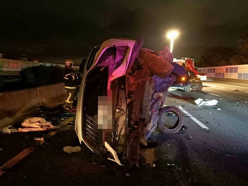 國1彰化路段26日深夜發生重大車禍，4輛車撞成一團。 圖：消防局提供