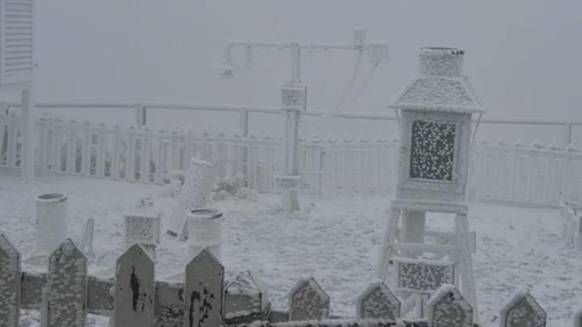 今晨寒流挾水氣玉山北峰降雪，雪花覆蓋山林，景色銀白壯麗。 圖：氣象署／提供