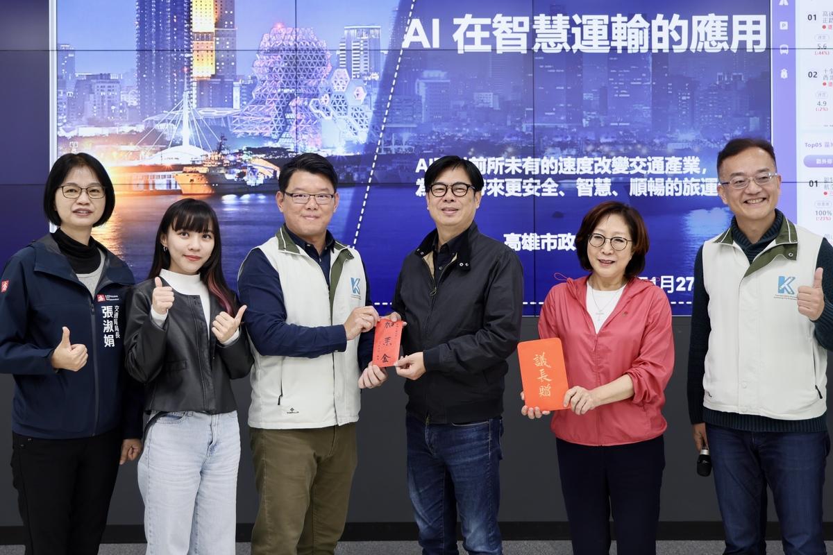陳其邁(右三)、康裕成(右二)致贈加菜金感謝值勤人員24小時全年無休服務。 圖：高雄市交通局／提供