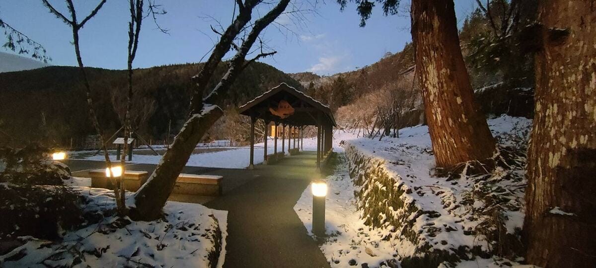 下波東北季風3日起增強，到時北部和東半部降雨明顯，氣溫下降，且在低溫和水氣的配合下，中部以北3000至3500公尺以上高山可能出現零星降雪。（降雪示意圖） 圖：翻攝自太平山國家森林遊樂區臉書（資料照）