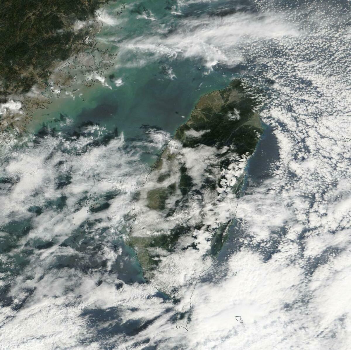 今晨低溫8.3度，創下除夕新低，前中央氣象局長鄭明典也在臉書貼出雲圖表示，相對地說，台北站的低溫還蠻特別的。 圖：翻攝自鄭明典臉書