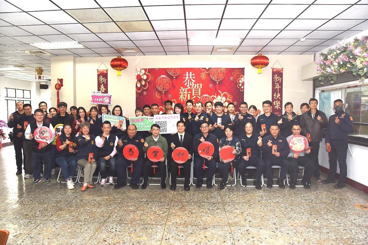 林炎田(前排中)利用春節連續假期親赴各警察駐地打氣。 圖：高雄市警察局提供