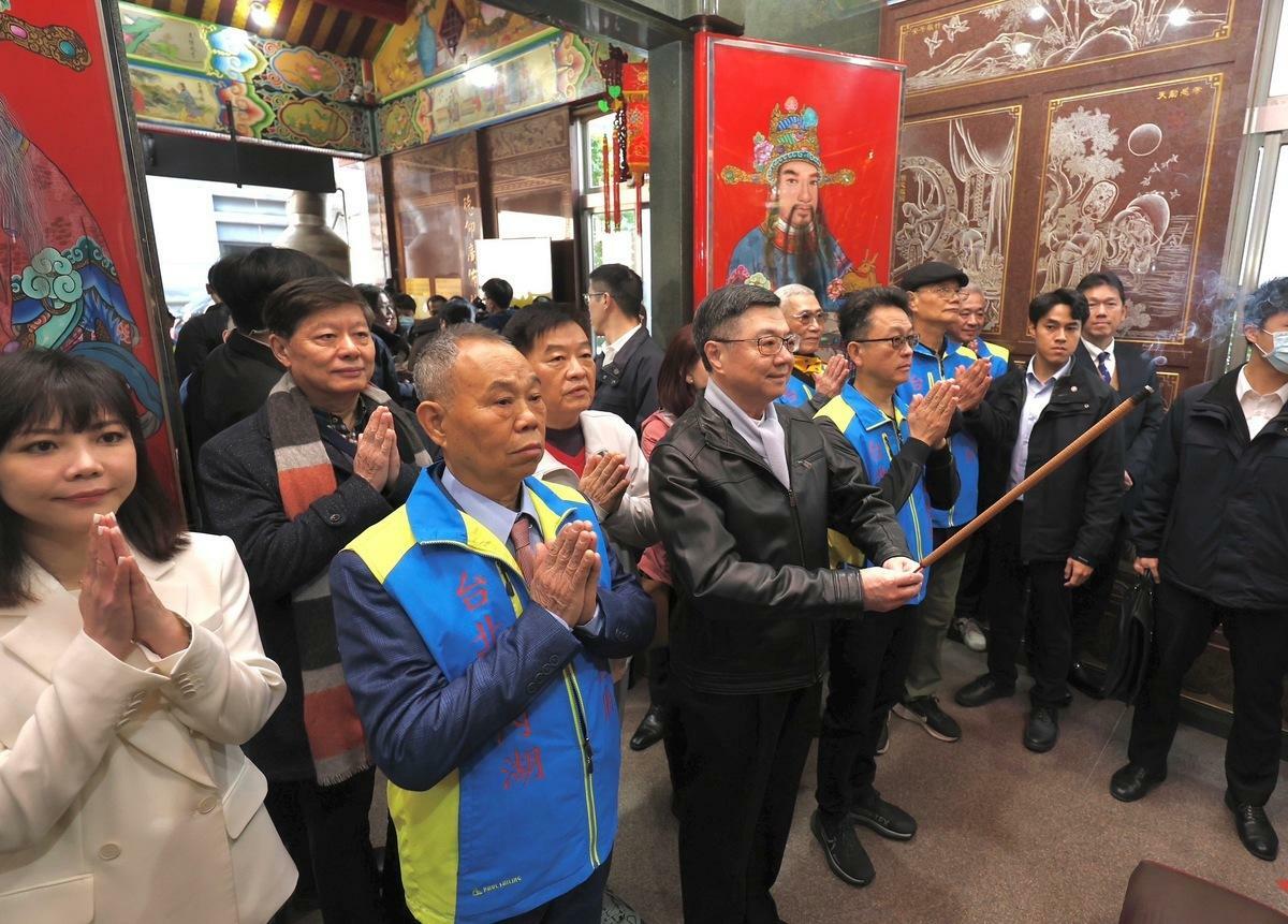 行政院長卓榮泰29日大年初一上午前往台北市內湖區洲子福德廟參拜祈福。 圖：行政院提供