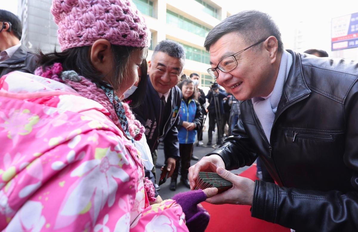 行政院長卓榮泰29日大年初一上午前往台北市內湖區洲子福德廟參拜祈福，並發放發財金給民眾。 圖：行政院提供