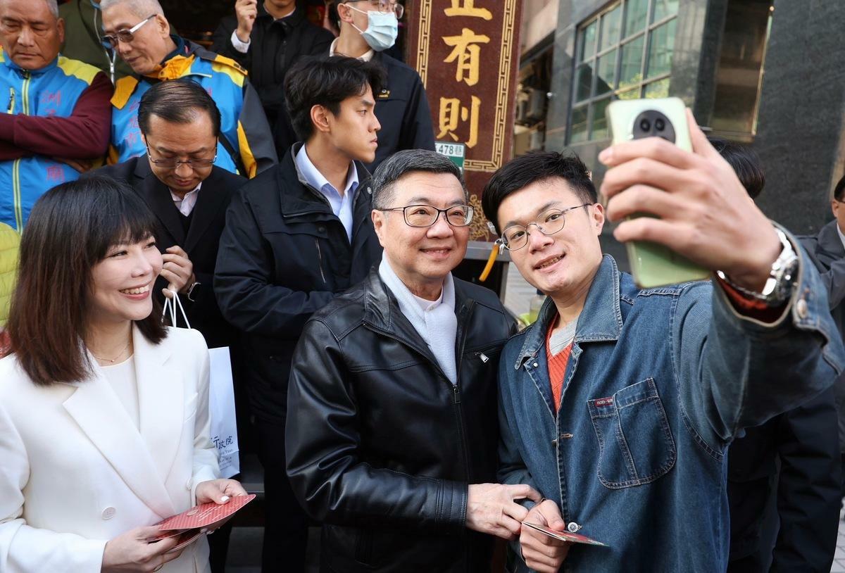 行政院長卓榮泰29日大年初一上午前往台北市內湖區洲子福德廟參拜祈福，並發放發財金給民眾。 圖：行政院提供