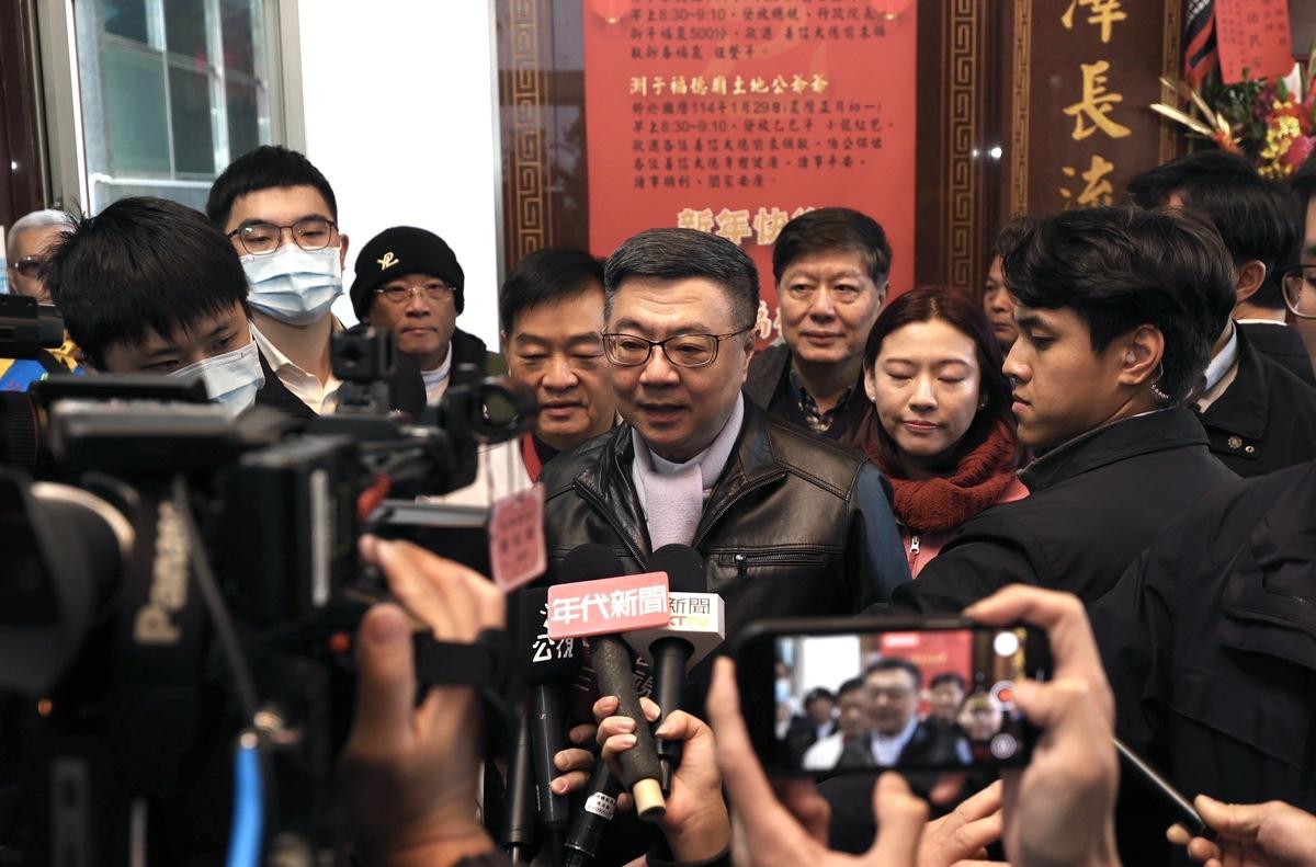 行政院長卓榮泰29日大年初一上午前往台北市內湖區洲子福德廟參拜祈福，回應有關川普喊話提高晶片關稅問題，強調繼續爭取更多的合作、保持台灣在世界產業鏈上的地位不容忽視，在產業界、科技界的領先。 圖：行政院提供