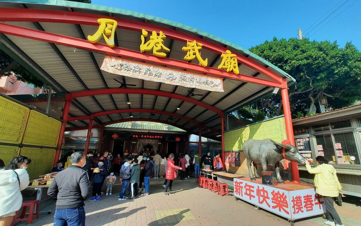 鹽水武廟摸春牛。 圖： 台南市政府觀光旅遊局／提供