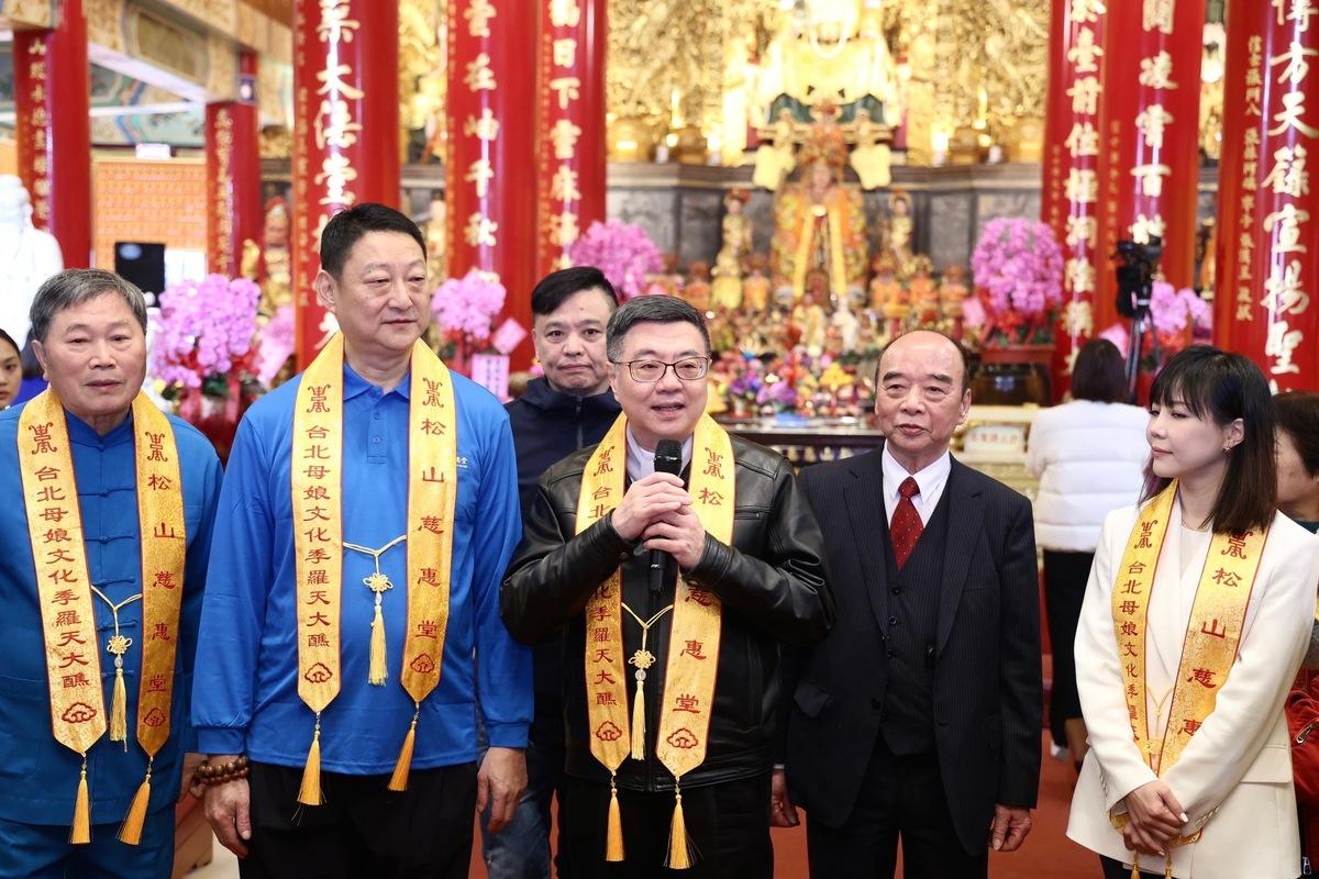 行政院長卓榮泰年初一(1月29日)前往北市各大宮廟參拜祈福。 圖：行政院提供