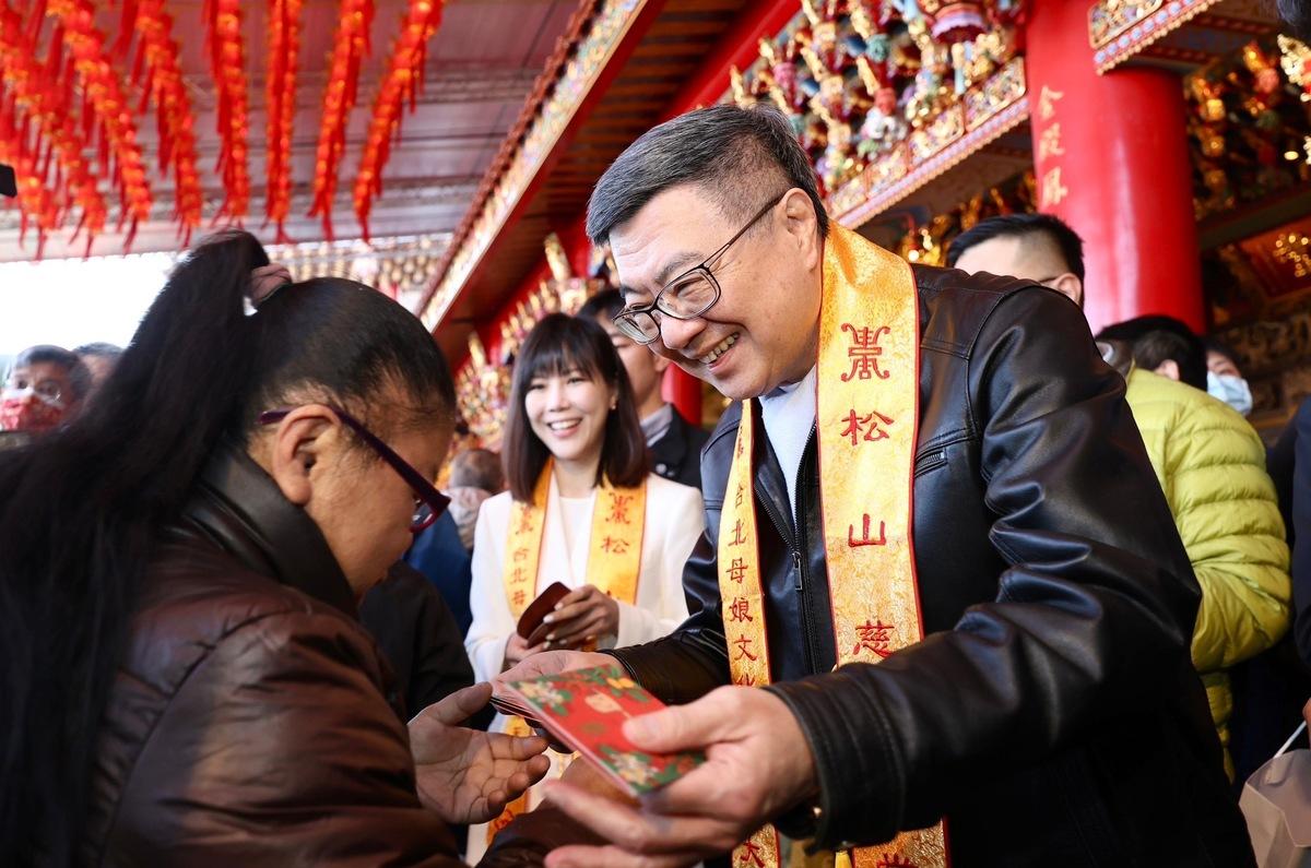 行政院長卓榮泰年初一(1月29日)前往北市各大宮廟參拜祈福。 圖：行政院提供