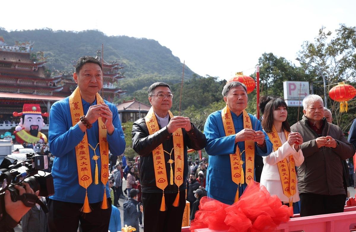 行政院長卓榮泰年初一(1月29日)前往北市各大宮廟參拜祈福。 圖：行政院提供