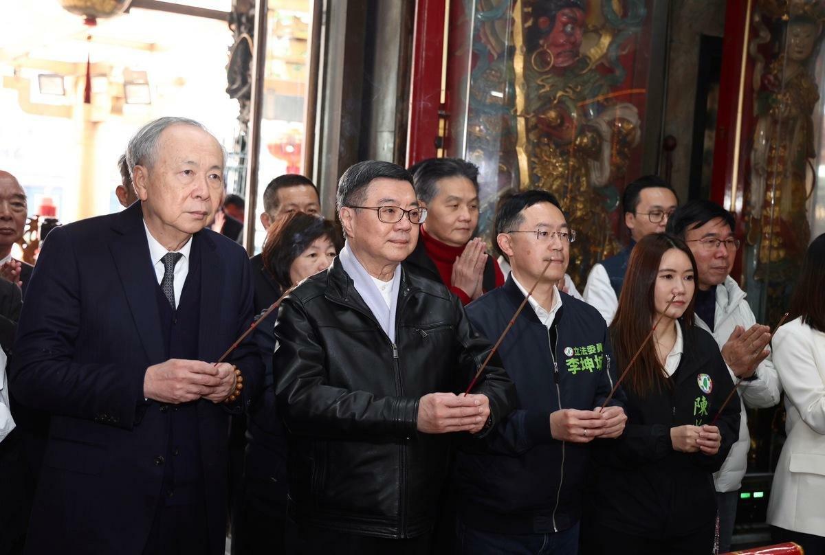 行政院長卓榮泰年初一(1月29日)前往北市各大宮廟參拜祈福。 圖：行政院提供