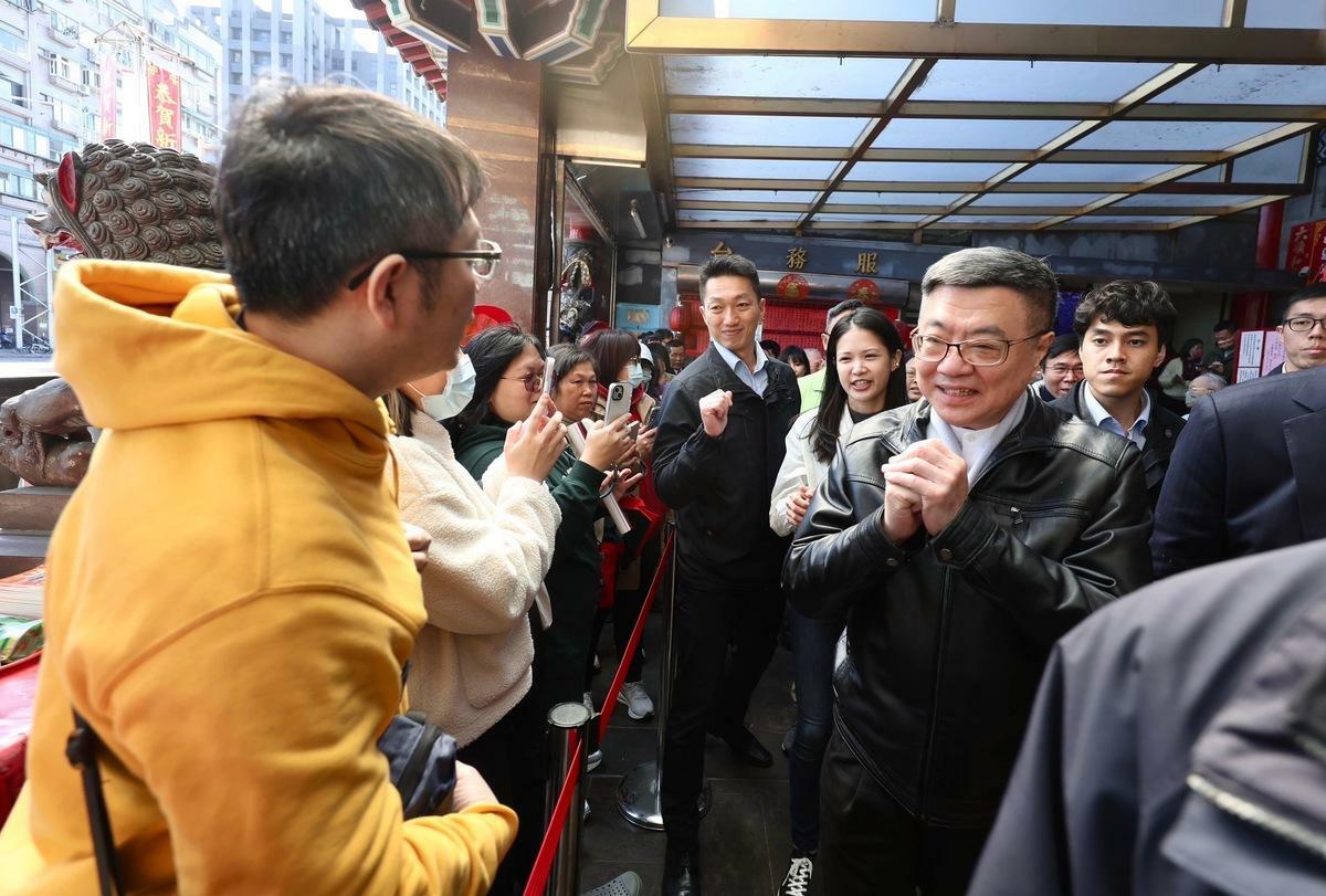 行政院長卓榮泰年初一(1月29日)前往北市各大宮廟參拜祈福。 圖：行政院提供