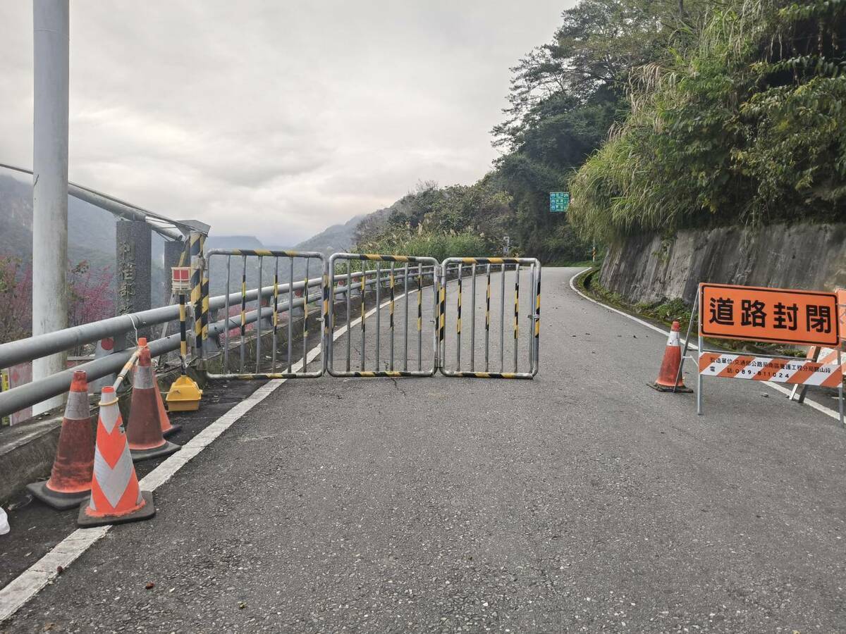 台東縣海端鄉台20線149K至171K(向陽至利稻)路段，因台20線155K+200(栗園路段)邊坡受近期地震影響，台20線155K+200(栗園路段)發生邊坡坍方造成雙向道路阻斷。 圖：交通部公路局／提供