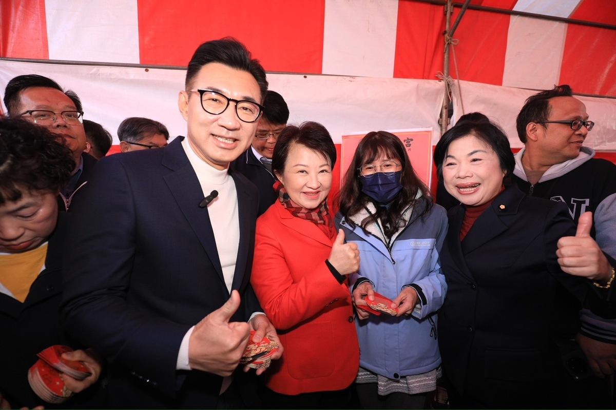 葉姓市民排了24小時搶到盧秀燕發小紅包頭香。 圖：台中市政府/提供