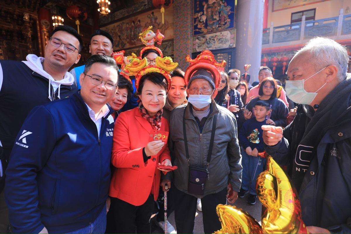 102歲人瑞領到盧秀燕的小紅包。 圖：台中市政府/提供