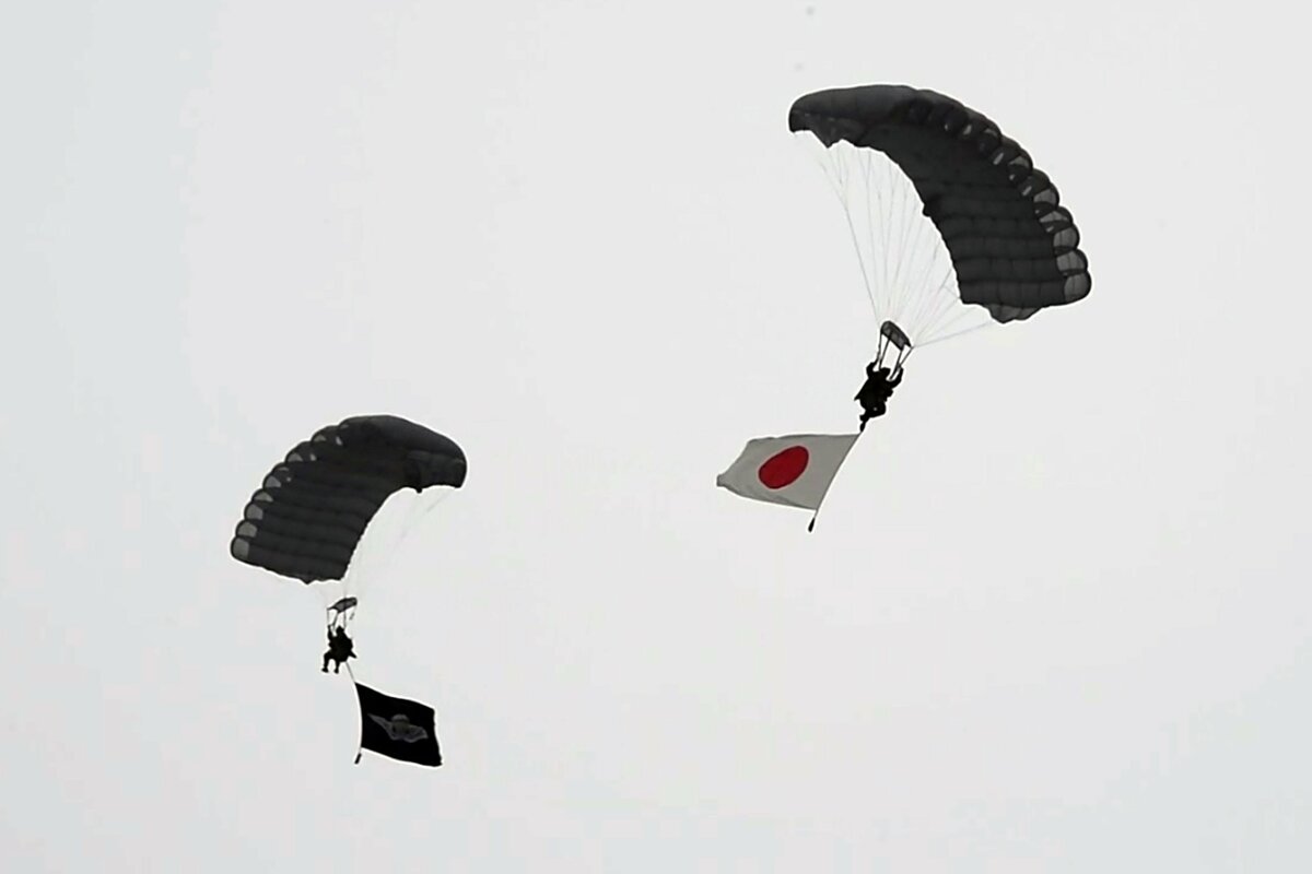 美軍28日在嘉手納基地(日本沖繩縣嘉手納町等)實施傘降訓練。 圖：翻攝「X」@JGSDF_pr(示意圖)