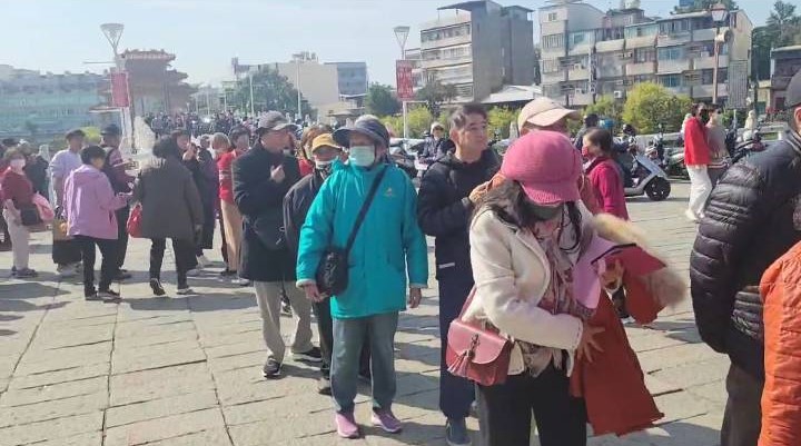 柯志恩在覆鼎金保安宮發福袋，現場民眾大排長龍。 圖：柯志恩團隊提供