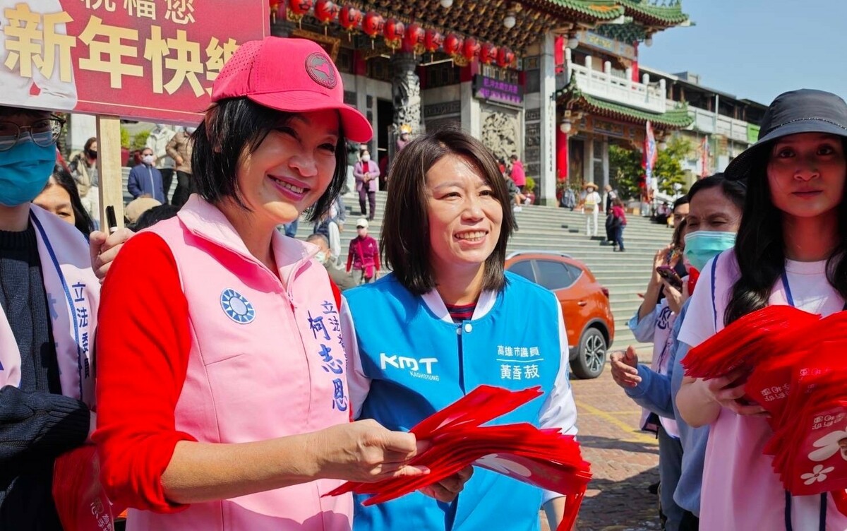 柯志恩(左二)到三鳳宮向民眾拜年。 圖：柯志恩團隊提供