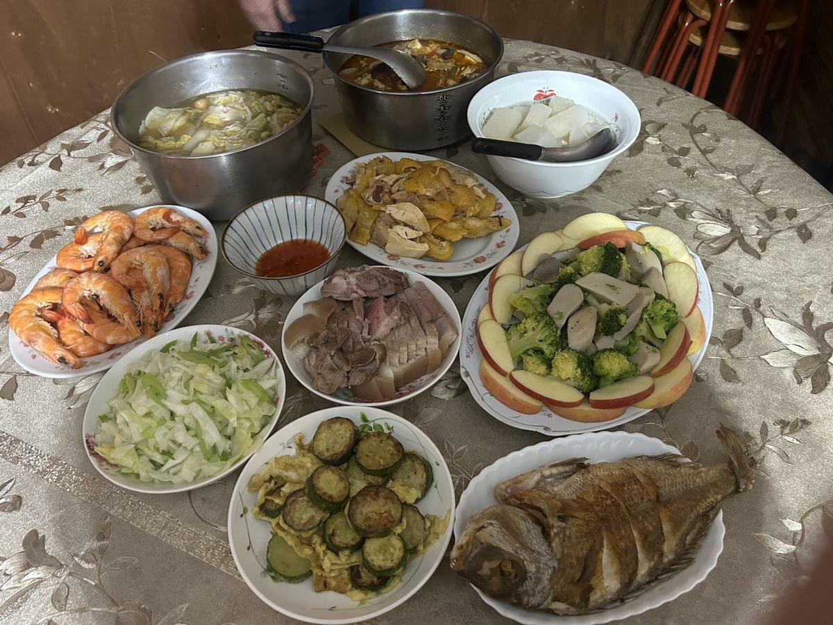 今(29)日是大年初一，不少民眾今天或是明天仍會圍爐吃團圓飯，不過過年太放縱可要注意健康拉警報，主食包括米糕、油飯、八寶飯等都難消化。 圖：林岑韋／攝