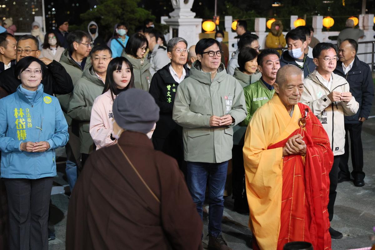 陳其邁(中)誠心祈求高雄平安、繁榮、進步。 圖：高雄市新聞局提供
