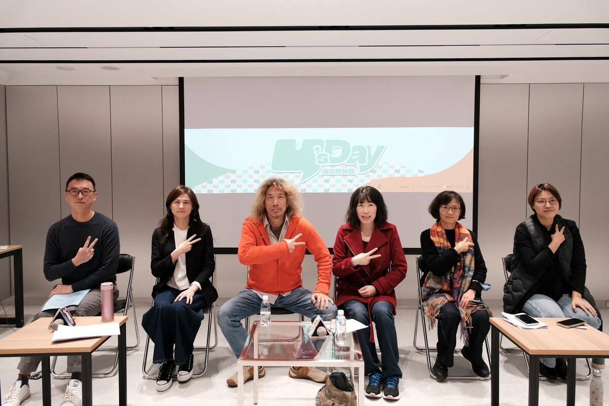 Y’s Day「週三青年日」今（29）日晚上舉辦第90場「讓台流變成大海嘯——台灣影視音樂如何站上國際舞台」，舞台上由左至右為魏玓、江易錚、豬頭皮、江雅綺、楊芳枝、郭玫岑。 圖：Y’s Day「週三青年日」提供
