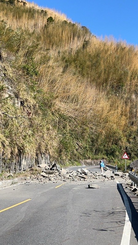嘉義縣大埔鄉今天上午地震，台18線（阿里山公路）69.5K有落石，雙向無法通行。 圖 : 嘉義縣政府/提供