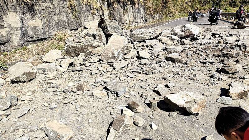 嘉義縣大埔鄉今天上午地震，台18線（阿里山公路）69.5K有落石，雙向無法通行。 圖 : 嘉義縣政府/提供