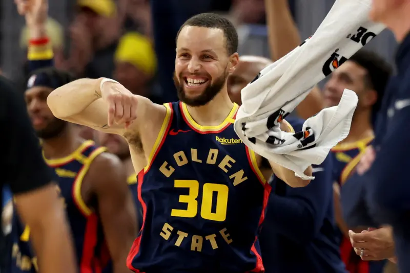 ▲Stephen Curry有機會在勇士與雷霆之戰復出，與Shai Gilgeous-Alexander上演經典對決。（圖／美聯社／達志影像）