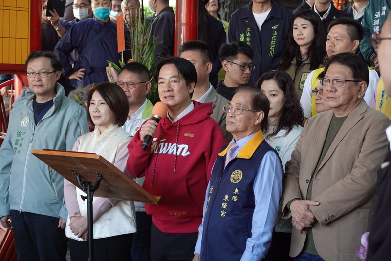 賴總統新春期間到東港東隆宮參拜。 圖 : 中央社/提供