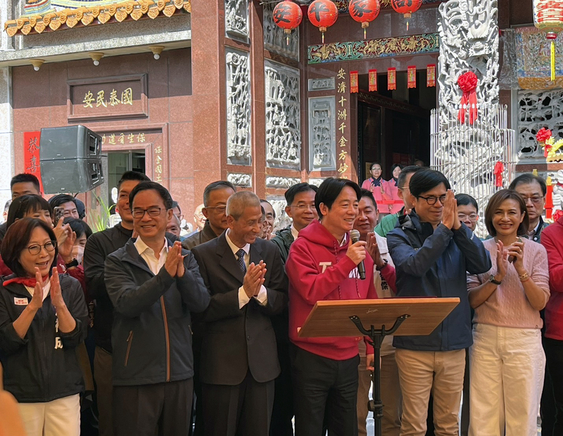賴總統新春期間到大港保安宮參拜。 圖 : 中央社/提供