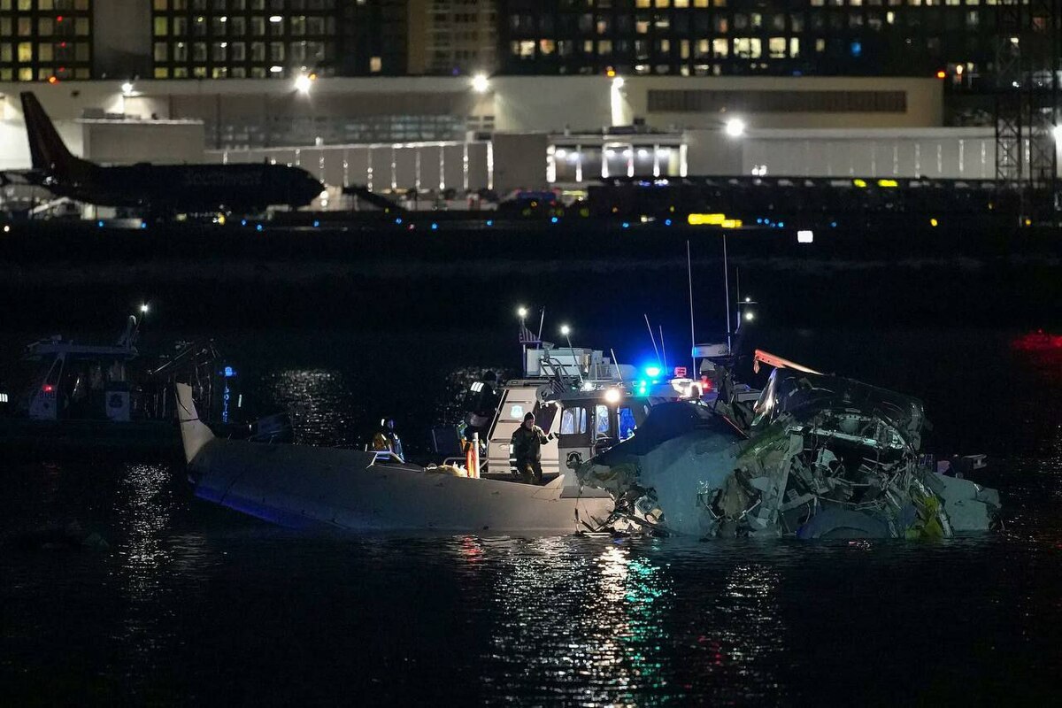 美國周三 1 架 CRJ-700 飛機與美軍黑鷹直升機相撞後，墜落於華盛頓特區的波多馬克河。 圖：翻攝自 NEXTA X 帳號