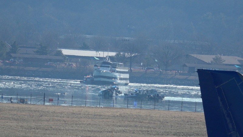 美國華府29日晚間發生客機與黑鷹直升機在空中相撞後雙雙墜入波多馬克河的意外，圖為事故現場，攝於30日。 圖：中央社提供