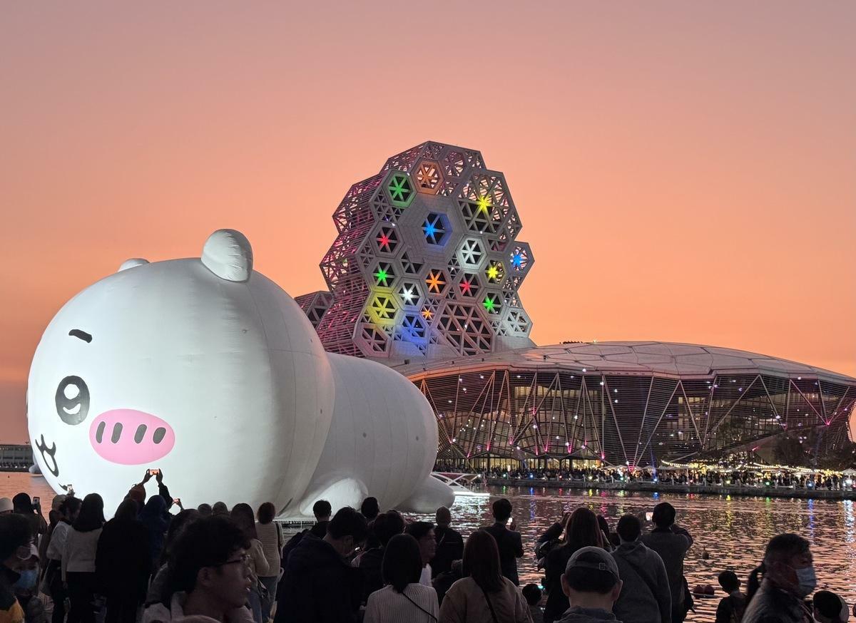 吉伊卡哇與高流「舞吉派對」燈光展演，呈現視覺與聽覺的雙重饗宴。 圖：高雄市觀光局/提供