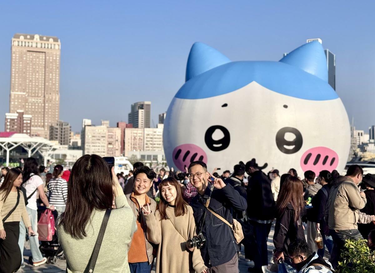 小八貓前擠滿拍照人潮。 圖：高雄市觀光局/提供